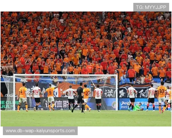 现场氛围：球迷互动带来的火热气氛，足球球迷现场